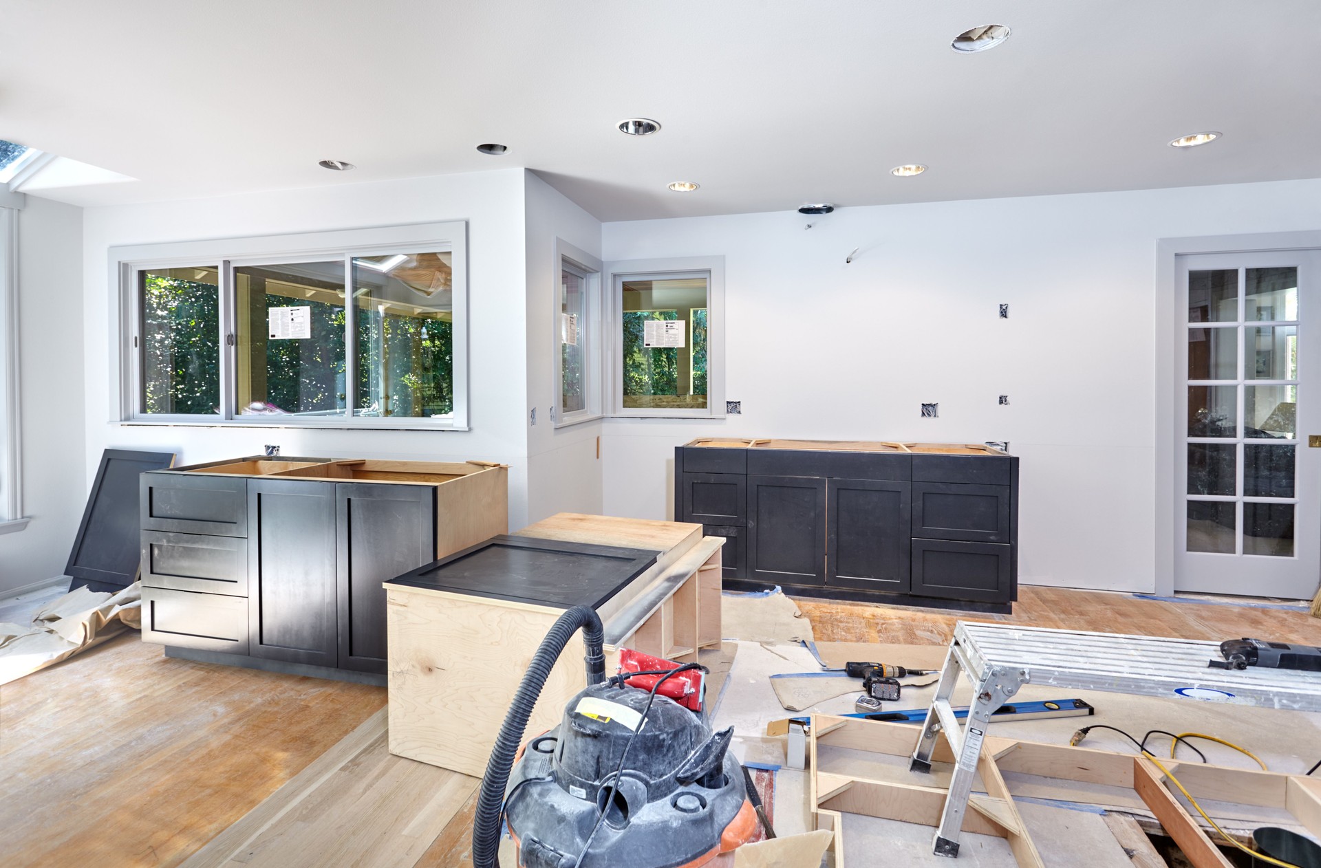 Placing cabinets around kitchen